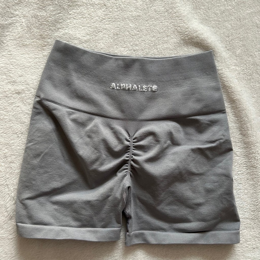 Alphalete Amplify Shorts 3.5” Inseam Thundercloud - Picture 2 of 11